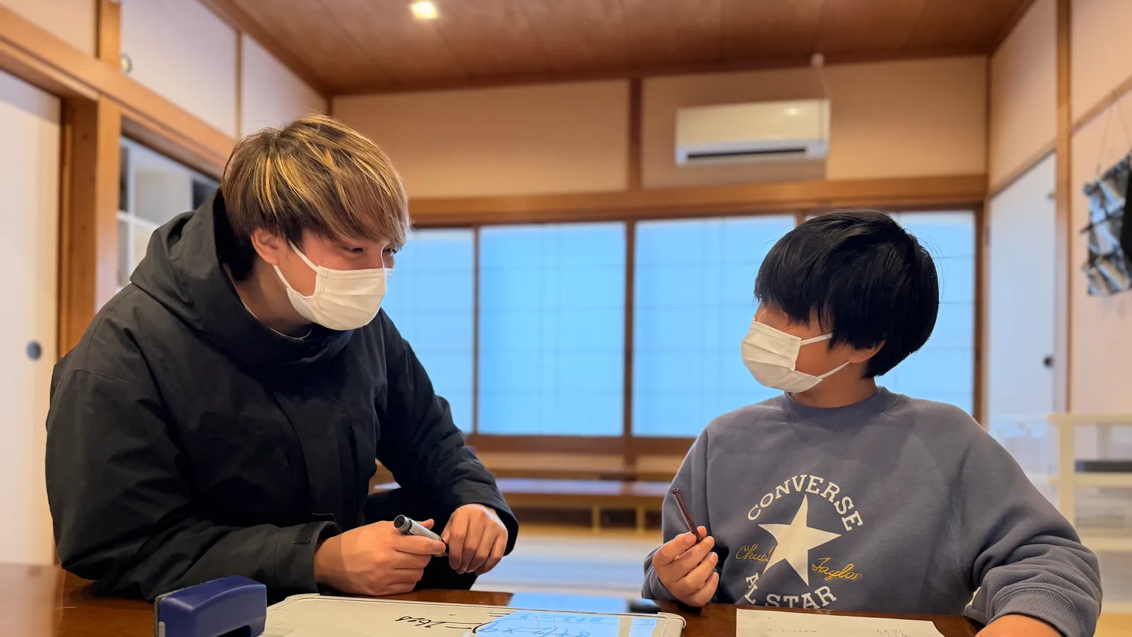 ユニプレkids|スタッフと一緒に学習に取り組む様子