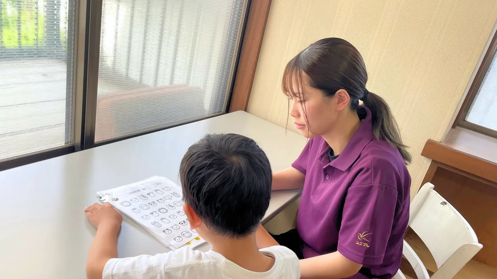 ユニプレkids|スタッフとプリント学習に取り組む様子