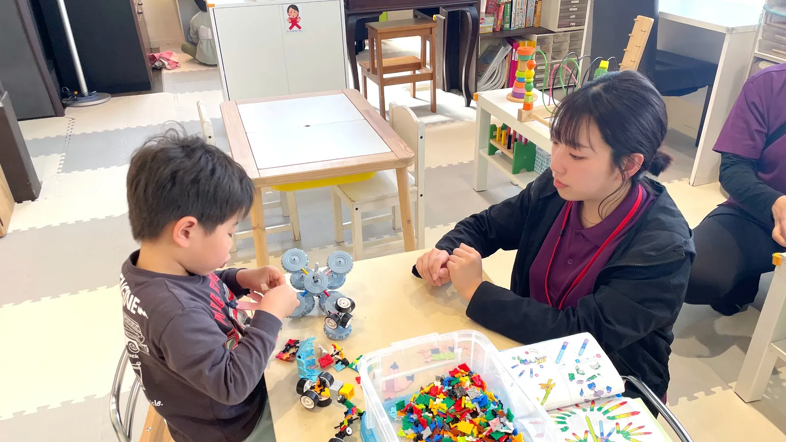 ユニプレkids|スタッフとブロック遊びをする様子
