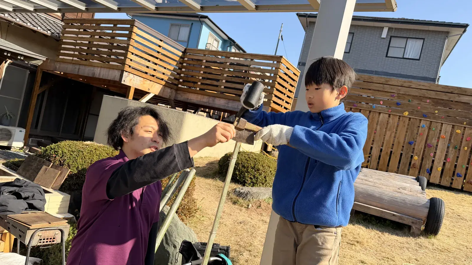 ユニプレkids|スタッフと屋外で工作に挑戦する様子