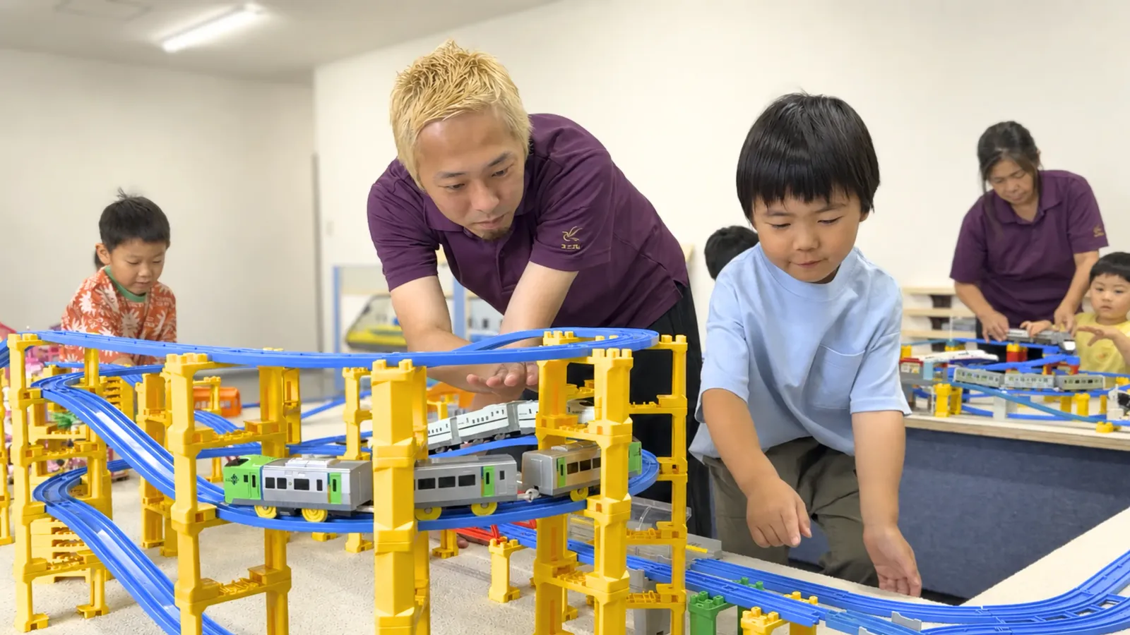 ユニプレkids|スタッフとプラレールで遊ぶ様子