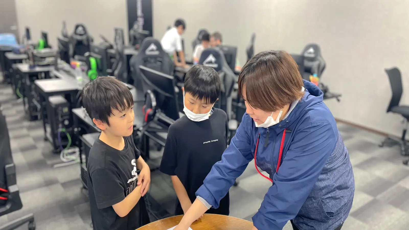 ユニプレkids|スタッフと話し合いながら活動する様子