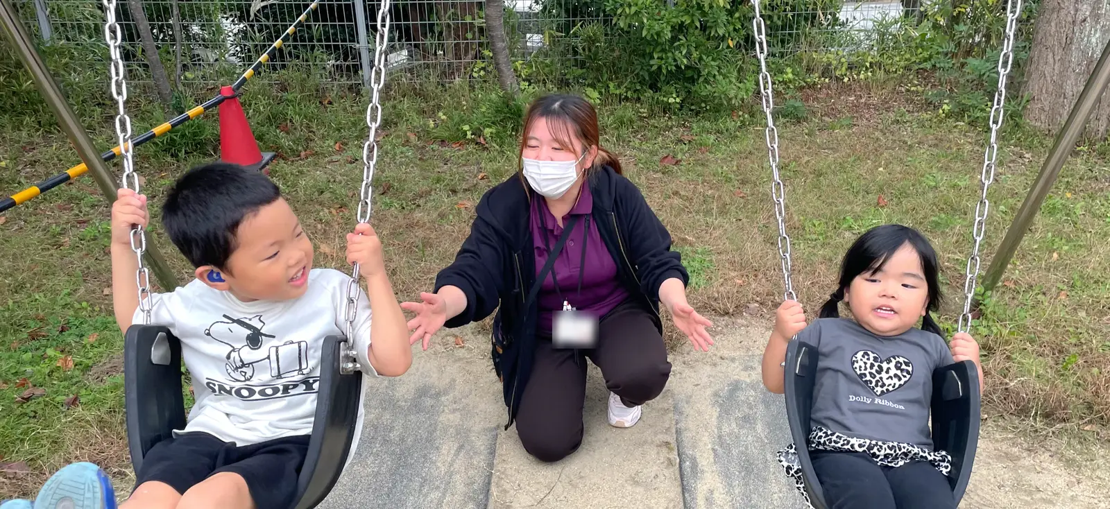 ユニプレkids|公園でスタッフとブランコ遊びをする様子